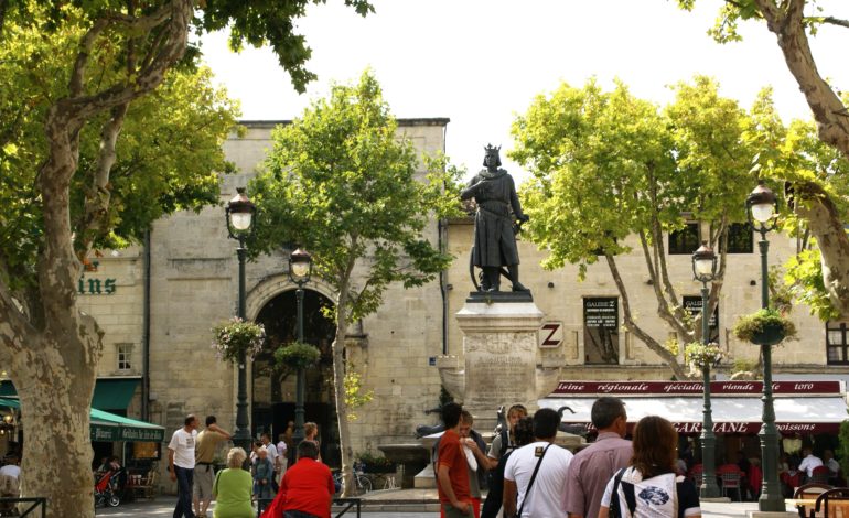 Aigues Mortes-place St Louis-0420