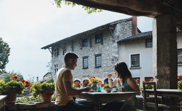 Terrasse_a_Perouges--Fanny_Neviere_-Aintourisme-4196