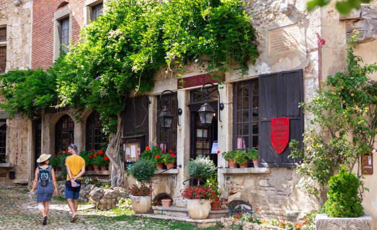 Visite_guidee_du_village--Marilou_Perino_-OT_Plaine_de_l_Ain-4206