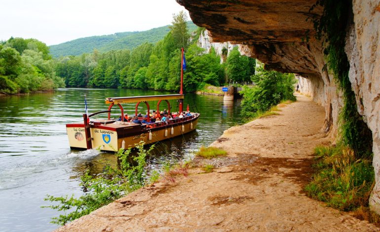 Balade sur le Lot en bateau promenade à la découverte du patrimoine naturel au pied de Saint-Cirq Lapopie