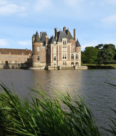 Etang et château de La Bussière