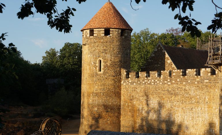 Coucher-de-soleil-sur-la-courtine-ouest-de-Guedelon--Guedelon