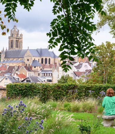 Pontoise, vue sur cathédrale Saint-Maclou depuis Parc Camille Pissarro // France, Ile de France region, Val d'Oise department, Pontoise; tower of Saint-Maclou cathedral from Camille Pissarro park